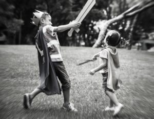 niños jugando a luchas