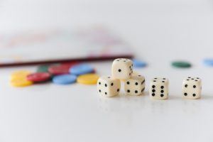 Juego de mesa con dados y fichas