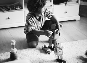 niño con un robot
